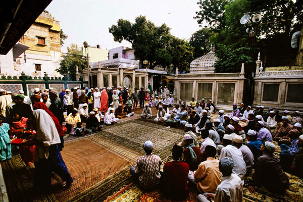 Sufi offering at the Dargah of Hazrat Nizamuddin